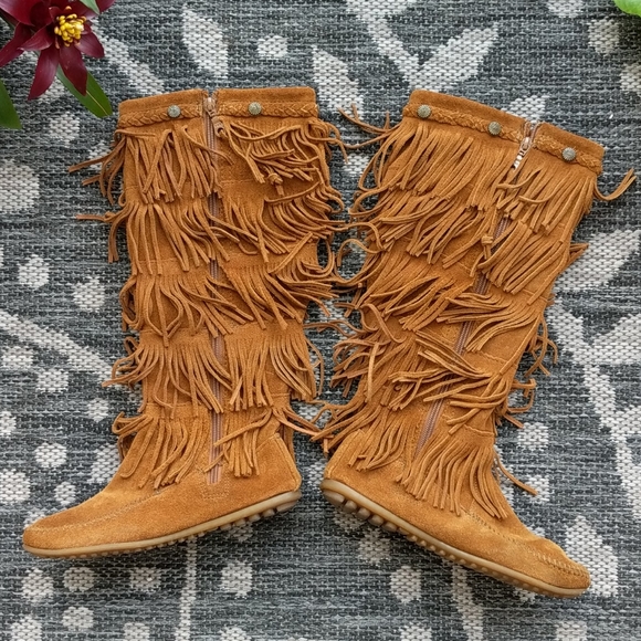 Minnetonka 5 layer fringe moccasin boot - Picture 2 of 8